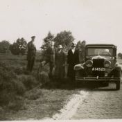 Kenteken: A 14525; Familie Abels bij de Chevrolet, ca. 1930, foto: S. Abels
