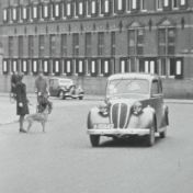 Kenteken: A 16842; Fiat 508 C Berlina 1100, Martinikerkhof, Groningen, foto: still uit de film "De Commerciële Club Groningen" J. Thie, 1949 coll. GrA (2209-AV0535)