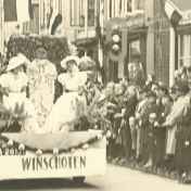 Kenteken: A 26131; Groningen, Gelkingestraat. Optocht t.g.v. 40-jarig jubileum koningin Wilhelmina 1938 uitsnede 1785-6087.jpg