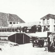 Kenteken: A 10738; Badpaviljoen Scheltema, Nes, Ameland, ansichtkaart: N. Abeln
