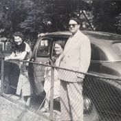 Kenteken: A 22206; Chevrolet, mevrouw Doornbos links en dhr. en mevr. Schlichter, foto: C. Teuben