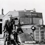 Kenteken: A 15070; Evert van der Veen naast de Austin, foto: J. van der Veen