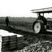 Kenteken: A 18392; Wegverzwaring Kielsterachterweg Veendam mei 1940. Foto uit fotoalbum Provinciale Waterstaat (2544-3228)