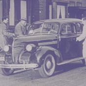 Kenteken: A 902; Chevrolet Master, foto: still uit de film "Het Gronings Verzet 1940 – 1945", 1980, Dirk Verel, C. van der Mei, C.R. Tiddens, M. Mennes, coll. GrA (2209-7563)