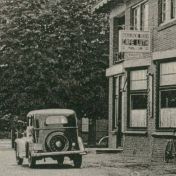 Kenteken: A 27036; Willys 77, uitsnede foto historische Vereniging Annen