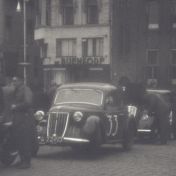 Kenteken: A 22419; Wanderer, Groningen, Grote Markt, start van de Harz-ralley, 29-04-1939, foto: still uit Harz-film, 1939, coll. GrA (2209-AV21967)