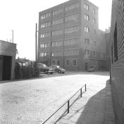 Kenteken: A 1054; Meelfabriek Moorlach, Uithuizermeeden, 1953; Fotograaf: Fotobedrijf Piet Boonstra