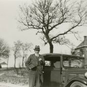 Kenteken: A 6866; Hisko Kappinga naast de Austin Seven, 1934