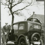 Kenteken: A 6866; Hisko Kappinga naast de Austin Seven, 1934