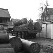 Kenteken: A 29537; De GMC vrachtwagen beladen met boomstammen bij Houthandel Hemmes, Groningen, 1953 (2248-4260); Fotograaf: Fotobedrijf Piet Boonstra
