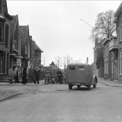 Kenteken: A 44600; Austin A40,  ongeval Oranjestraat Assen, 02-05-1950 foto: L. Huizinga