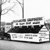 Kenteken: A 21044; Wagen van de melkfabriek Grijpskerk tijdens de zuivelweek 1936, (1785-15046)