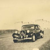 Kenteken: A 2451; Citroën TA op de Afsluitdijk, foto in bezit van J.P.A. Wortelboer