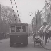 Kenteken: A 15635; ADC, Akerkhof Groningen, foto: still uit de film GAS, bedrijfsfilm van de gemeentelijke gasfabriek in Groningen, 31-12-1930 bron: <a href='http://in.beeldengeluid.nl/collectie/details/expressie/430547/false/true' target='_blank'>beeldengeluid.nl</a>