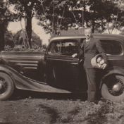 Kenteken: A 9761; Pieter Faber naast de Chevrolet, foto: P. Faber