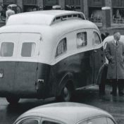 Kenteken: A 39190; Zefgebouwde Camper, Groningen, Grote Markt, 1955, foto: uitsnede 2248-5937.jpg; Fotograaf: Fotobedrijf Piet Boonstra