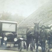 Kenteken: A 10110; Ford T met links G. Rakers, foto: <a href='https://nl-nl.facebook.com/photo/?fbid=631937745754293&set=ecnf.100068142186902' target='_blank'>Facebook Oud Vlagtwedde</a>