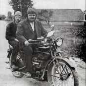 Kenteken: A 2064; E. Mulder en Eppo Veendorp op de Henderson, foto: Clubmededelingen nr. 445, april 2001, Veteraan Motoren Club