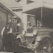 Kenteken: A 13242; Bode Schuitema bij de Ford, ca. 1935 (2138-8978)