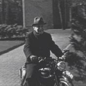 Kenteken: A 19641; C.E. Benjamins op de  Francis Barnett, 1939, foto: Still uit GAVA-film AV0468