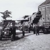 Kenteken: A 41566; Dorsmachine met toebehoren op transport ca. 1955, foto: Gemeente Delfzijl (NL_GDZI_GAD3369_1)