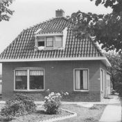 Kenteken: A 13391;  Huis van de familie Stoppels aan de Meedhuizerweg 16 (nu Houtweg 16), Farmsum, foto: <a href='http://www.farmsum.net/site/' target='_blank'>Farmsum.net</a>