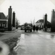 Kenteken: A 21423; Ford,  Julianabrug Veendam 29-03-1955, foto: collectie Veenkoloniaal Museum (vm 7.3 Po On 42)