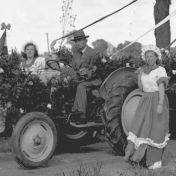Kenteken: A 14584; Versierde Fordson tractor ter gelegenheid van het schooljubileum in Ezinge, 1950, foto: uitsnede 2248-1204; Fotograaf: Fotobedrijf Piet Boonstra