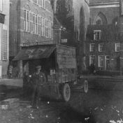 Kenteken: A 3544; Groningen, Grote Markt, bode Zaagman op zijn standplaats ca. 1920 (1785-24386)