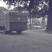 Kenteken: A 27158; Ford V8, foto: still uit de film "De Groningsche reinigingsdienst, voorheen en thans" , C.R. Tiddens, 1936-1949, coll. GrA (2209-AV0061)