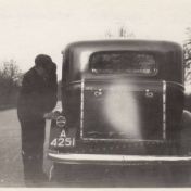 Kenteken: A 4251; Thomas Rutgers poetst de Buick, stadspark Groningen, 19 april 1948, foto: J. A. Leenes