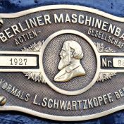 Kenteken: A 892; Naamplaat van de Berliner Machinenbau Actien Gesellschaft, 1927 op de stoomwals, foto: W. Schuitema