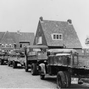 Kenteken: A 19101; Ford,  Colonne (waarschijnlijk door het Nederlandse leger gevorderde) vrachtwagens 1940 (818-19865)