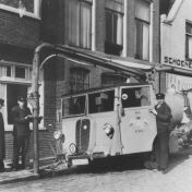Kenteken: A 27165; Ford V8, Lage der A ca. 1950, v.l.n.r. K. Boerema, J. H. Hoeksema en T. J. Heikens (1785-20009)