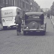 Kenteken: A 8763; Chevrolet, foto: still uit "Verkeersfilm", C. van der Mei, 1934, coll. GrA (2209-0176)