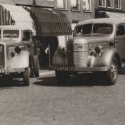 Kenteken: A 8738; Volvo's voor het bedrijfspand aan het Ged. Boterdiep, foto: collectie W. Eekhof