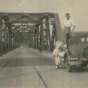 Kenteken: A 5958; Grave, Maasbrug, vakantie 1934, foto: familie Rozema