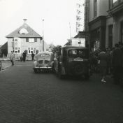 Kenteken: A 49205; Renault, Kerkstraat Veendam, 14-05-1952, foto: collectie Veenkoloniaal Museum (vm 7.3 Po On 10)