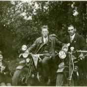 Kenteken: A 12883; Jan Dijkema en mogelijk Johann Willem Engelbarts op de Ariël, ca. 1930, foto: S. Abels