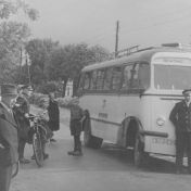 Kenteken: A 36242; Chauffeur Job Haan voor de Diamond T, foto: H. Zeeman