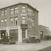 Kenteken: A 9426; Groningen, Tuinbouwstraat 101 ca. 1932, garage H. Bossinade, midden en rechts beide A-9426 (1785-31040)
