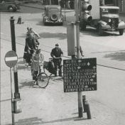 Kenteken: A 7871; Groningen, Zuiderdiep met bewegwijzeringsbord voor Canadese militairen, 1945, foto: collectie OVCG (2219-2120)