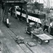 Kenteken: A 8426; Delfzijl, het lossen van zeeschepen ca. 1930, foto uit "Verslag van den toestand der Prov. Groningen 1930"