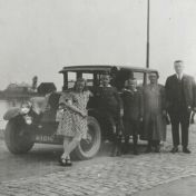 Kenteken: A 1014; Renault met v.l.n.r. Janny Nagel, Klaas Nagel, Arie Nagel, W. Nagel - Hoogeveen, en H. Nagel ( Broekema koffie en thee), ca. 1930, foto: E. Nagel