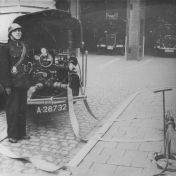 Kenteken: A 28733; Opel Blitz, Groningen, Zuiderdiep: oefening van de brandweer op het terrein van de kazerne ca. 1942 (1785-12594)