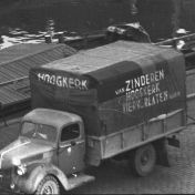 Kenteken: A 21348; Ford, Groningen, Steenhouwerskade, 1953, foto: uitsnede 2248-4133.jpg; Fotograaf: Fotobedrijf Piet Boonstra