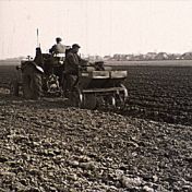 Kenteken: A 48930; Renault, foto: Still uit GAVA-film AV2303