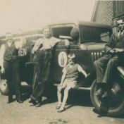 Kenteken: A 11056; Bij de Chevrolet v.l.n.r. de heren Venema, Schut en K.J. Schuringa, foto: W. L. Schuringa 
