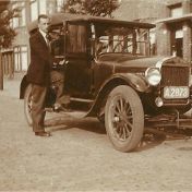 Kenteken: A 2873; Sievert Woldring naast de Ford T, 1930. Foto: L. Ocken