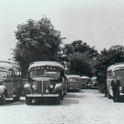 Kenteken: A 8065; Tussen een aantal Friese autobussen staat een autobus van de ESA, foto: J.Velstra